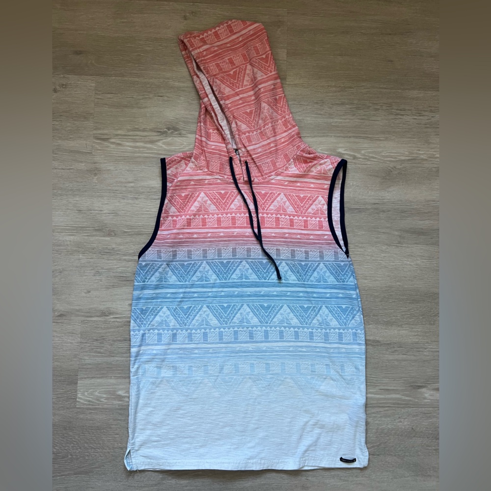 Ocean Current Hooded Ombre Geo Tank - red, white, blue XL